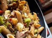 Una foto de pasta integral con atun