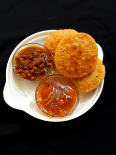 उड़द दाल कचौड़ी (Urad dal kachori recipe in Hindi) रेसिपी मुख्य फोटो