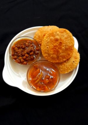 उड़द दाल कचौड़ी (Urad dal kachori recipe in Hindi) रेसिपी मुख्य फोटो