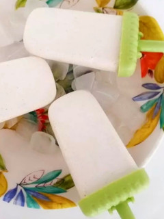 Una foto de Paletas de coco y limón🥥🍋🍧