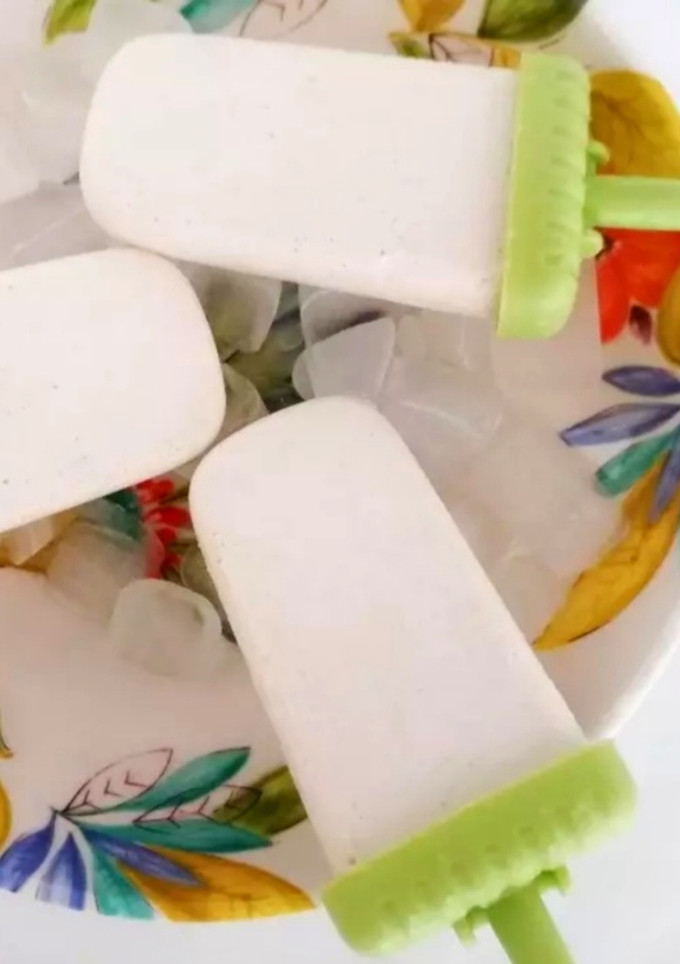 Una foto de Paletas de coco y limón🥥🍋🍧