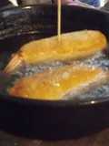 Langostinos rellenos de chaya  y requesón con costra de harina de  vainas de mezquite