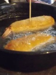 Una foto de Langostinos rellenos de chaya y requesón con costra de harina de vainas de mezquite