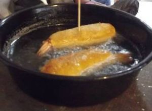 Una foto de Langostinos rellenos de chaya  y requesón con costra de harina de  vainas de mezquite