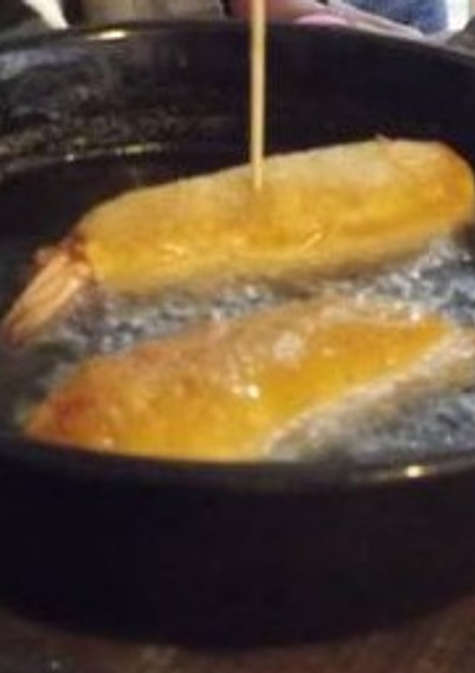 Una foto de Langostinos rellenos de chaya  y requesón con costra de harina de  vainas de mezquite