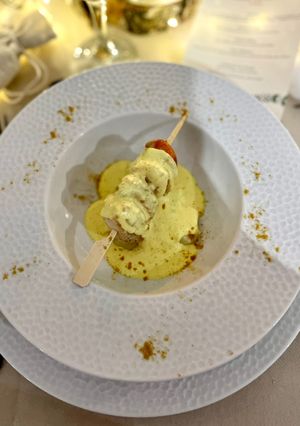 Une photo de Mini Brochette de saint Jacques snackée & risotto, crème de Curry