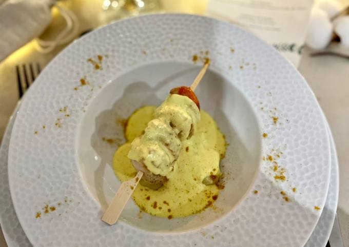 Mini Brochette de saint Jacques snackée & risotto, crème de Curry