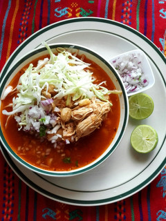 Una foto de Pozole rojo de pollo
