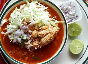 Una foto de Pozole rojo de pollo