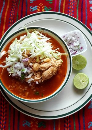 Una foto de Pozole rojo de pollo