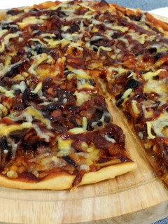 Una foto de Pizza bacon crispy