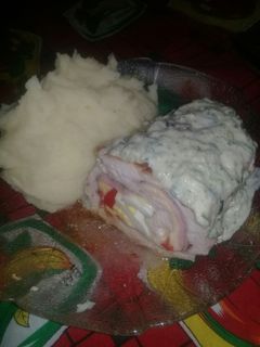Una foto de Pechuga rellena, con salsa de puerros 👌