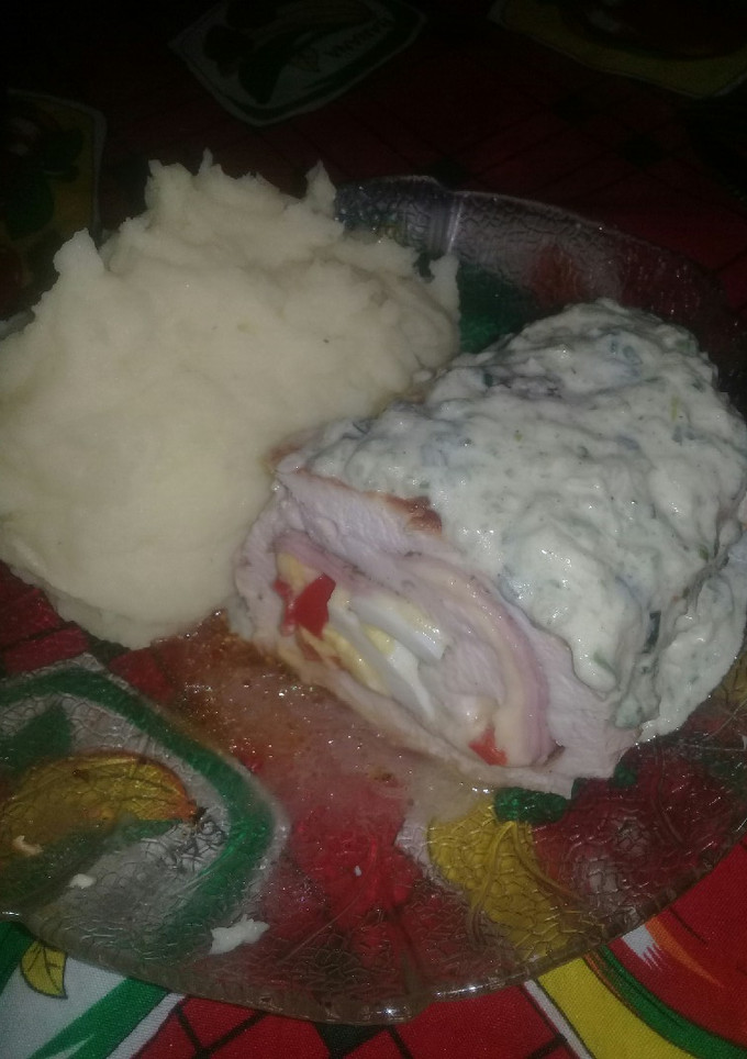 Una foto de Pechuga rellena, con salsa de puerros 👌