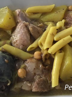 Una foto de Olla de cerdo con garbanzos y macarrones