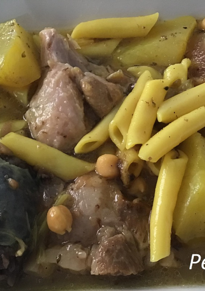 Una foto de Olla de cerdo con garbanzos y macarrones