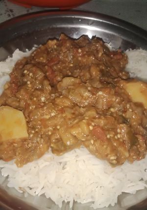 A picture of Bangan aloo With boiled rice.