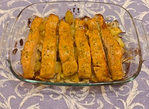 Foto principal de Lomos de salmón al horno con salsa miel y mostaza y cama de patatas