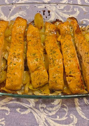 Una foto de Lomos de salmón al horno con salsa miel y mostaza y cama de patatas