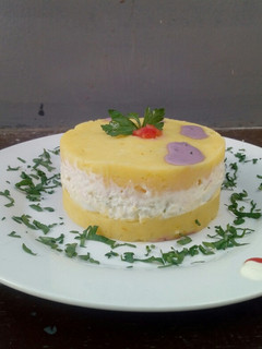 Una foto de Causa rellena de pollo fácil