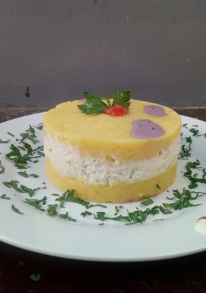 Una foto de Causa rellena de pollo fácil