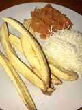 Palitos de plátano verde con hogao y queso