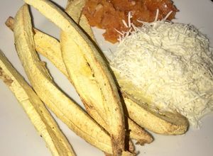 Una foto de Palitos de plátano verde con hogao y queso