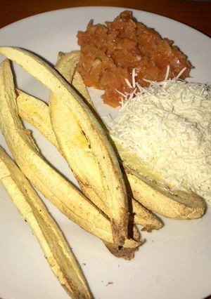 Una foto de Palitos de plátano verde con hogao y queso