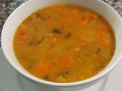 Una foto de sopa de arvejas con carne