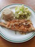 Filete de trucha asalmonada con salsa de chile seco y pepitas