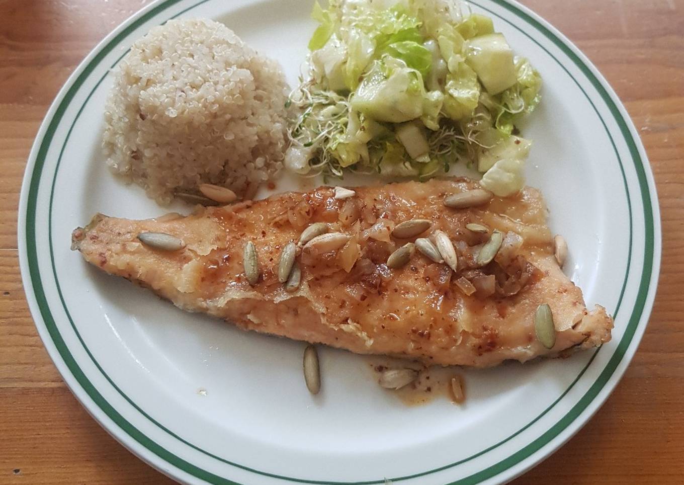 Filete de trucha asalmonada con salsa de chile seco y pepitas