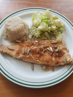 Una foto de Filete de trucha asalmonada con salsa de chile seco y pepitas