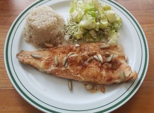 Una foto de Filete de trucha asalmonada con salsa de chile seco y pepitas