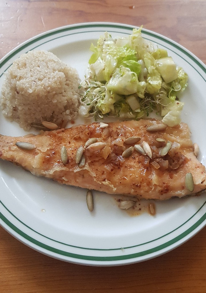 Una foto de Filete de trucha asalmonada con salsa de chile seco y pepitas