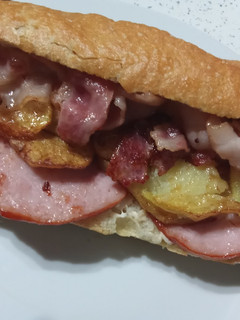 Foto principal de Bocadillo de lomo adobado bacon y patatas