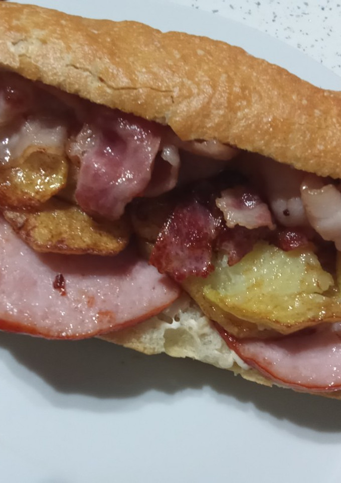 Una foto de Bocadillo de lomo adobado bacon y patatas