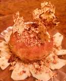 Pincho de bola de patata con jamón ibérico, crujiente de queso y cama de pera gratinada