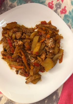 Una foto de Wok de pollo y verduras 🍗🍅#SOSCARLI