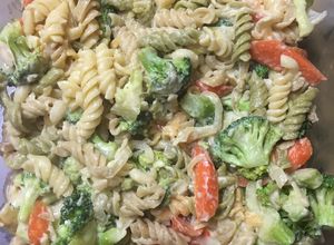 Una foto de Pasta con crema /quesoBrócoli y zanahorias