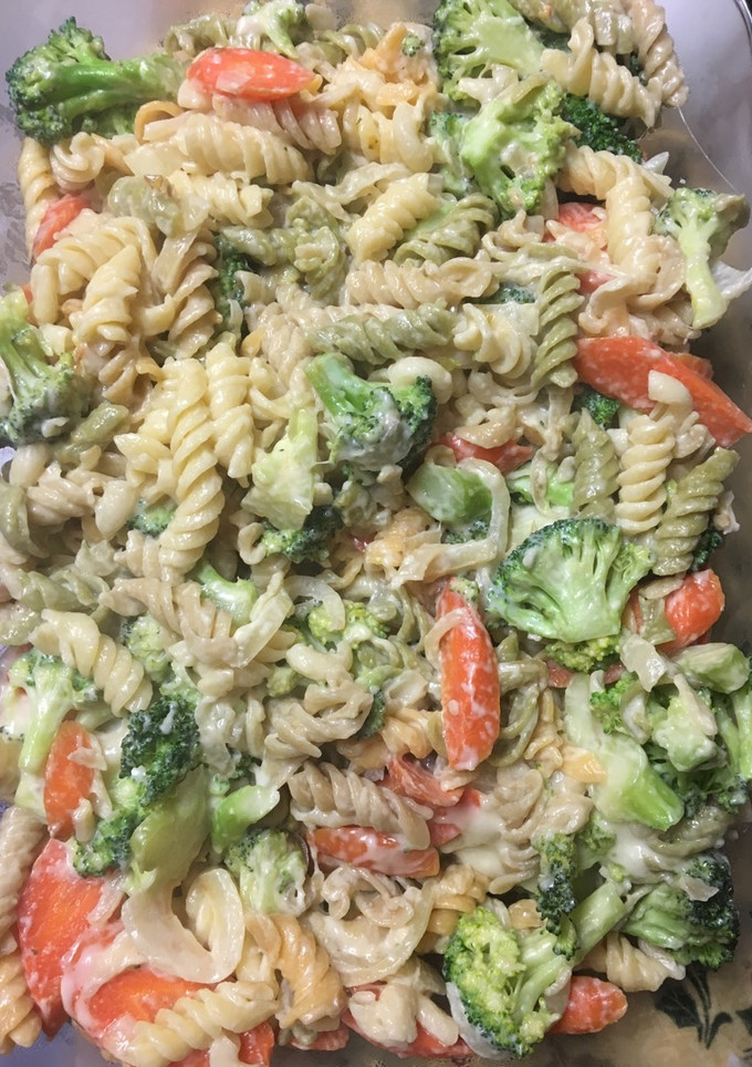Una foto de Pasta con crema /quesoBrócoli y zanahorias