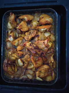 Una foto de Pollo al horno con cebollas, bajo en grasas