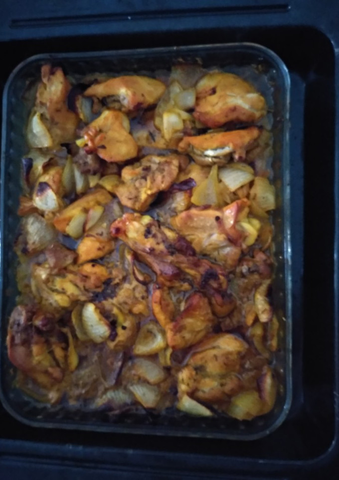Una foto de Pollo al horno con cebollas, bajo en grasas