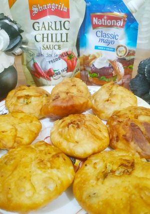 A picture of Aloo kachori.