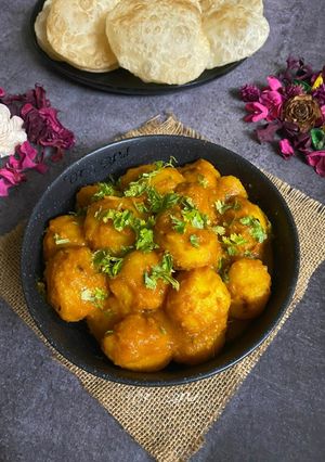 কাশ্মীরী আলুর দম (Kashmiri aloo dum recipe in Bengali) রেসিপির প্রধান ছবি