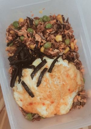 Hình của món Cơm trộn cá hồi.