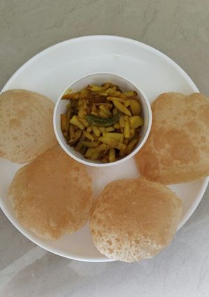 A picture of Puri sabji.