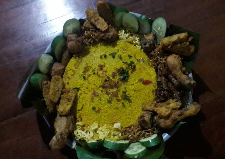 Nasi kuning ayam ekspress serba instan