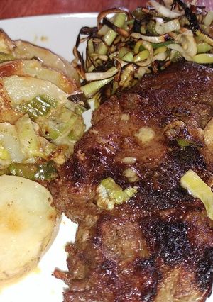 Una foto de Bife de chorizo a la chapa con papas a la crema
