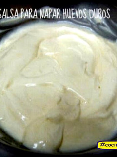 Una foto de Salsa para napar huevos duros rellenos