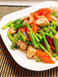 蘆筍甜椒炒鮭魚塊 的食譜成品照片