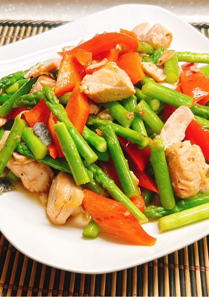 蘆筍甜椒炒鮭魚塊 的食譜成品照片